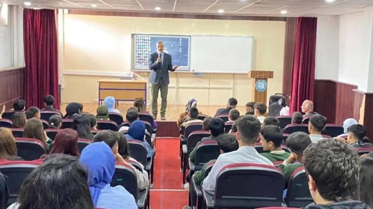 Gazeteci Yazar Metin Özmen 150. konferansını Bitlis’te verdi