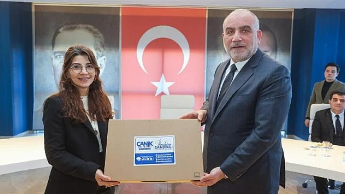 Başkan İbrahim Sandıkçı’dan Öğretmenlere Laptop