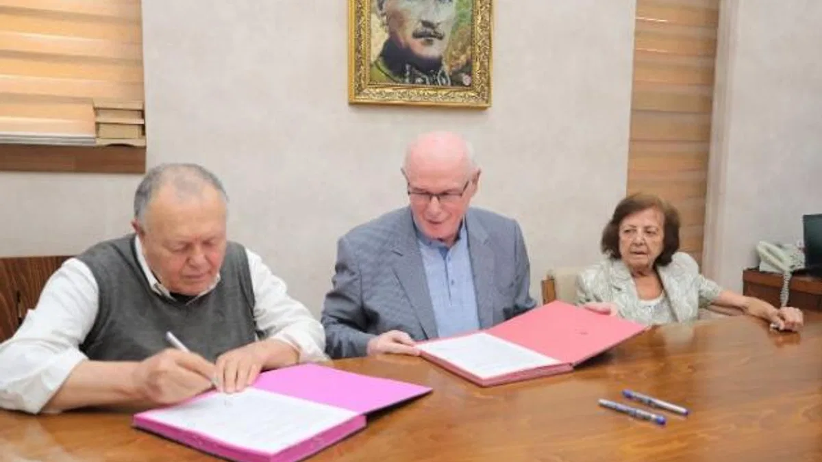 Başkan Kurt Alzheimer merkezi için Yüksel çifti ile protokol imzaladı