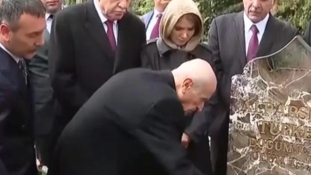 Devlet Bahçeli, Türkeş’in kabrini ziyaret etti