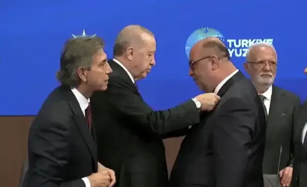 Dokuz belediye başkanı törenle AK Parti'ye katıldı