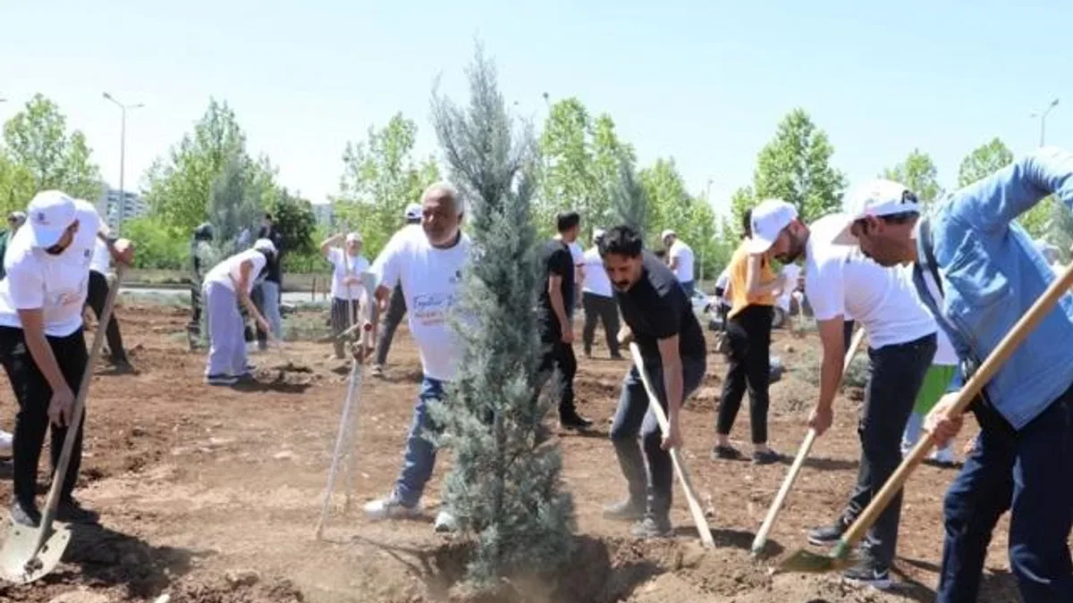Diyarbakır’da engelliler fidan dikerek geleceğe nefes oldu
