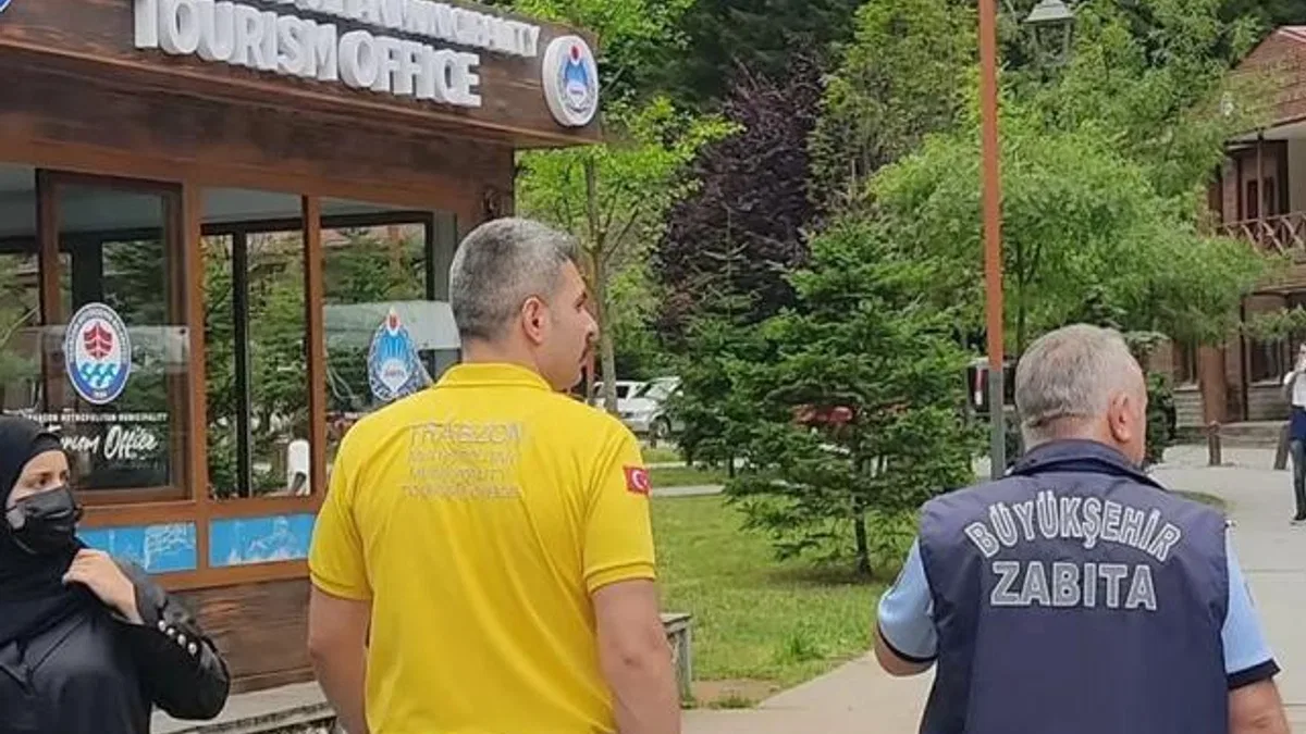 Turistlerin yüzü zabıta ile güldü