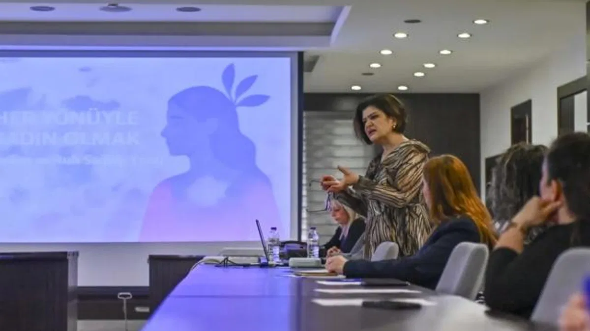 Antalya Muratpaşa’da kadın personellere hak eğitimi