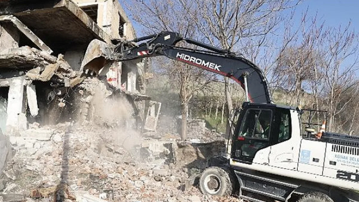 Konak’ın kent dokusu değişiyor: 9 ayda 92 metruk bina yıkıldı