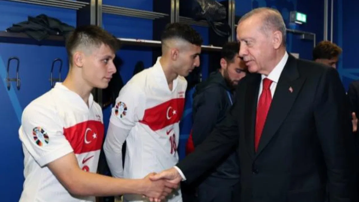 Milli futbolcuları soyunma odasında ziyaret etti