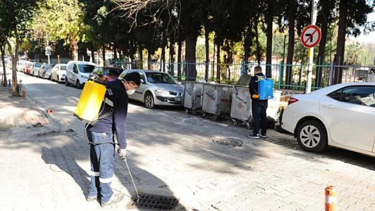 Karşıyaka’da ilaçlama mesaisi devam ediyor