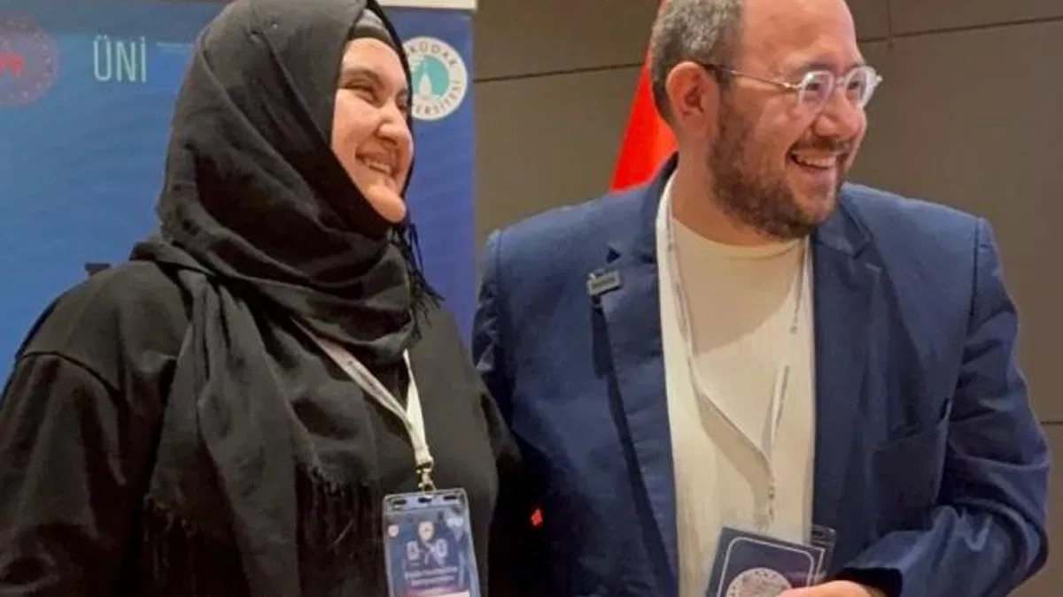 10 yıllık eşine sempozyumda sürpriz evlilik teklifi!