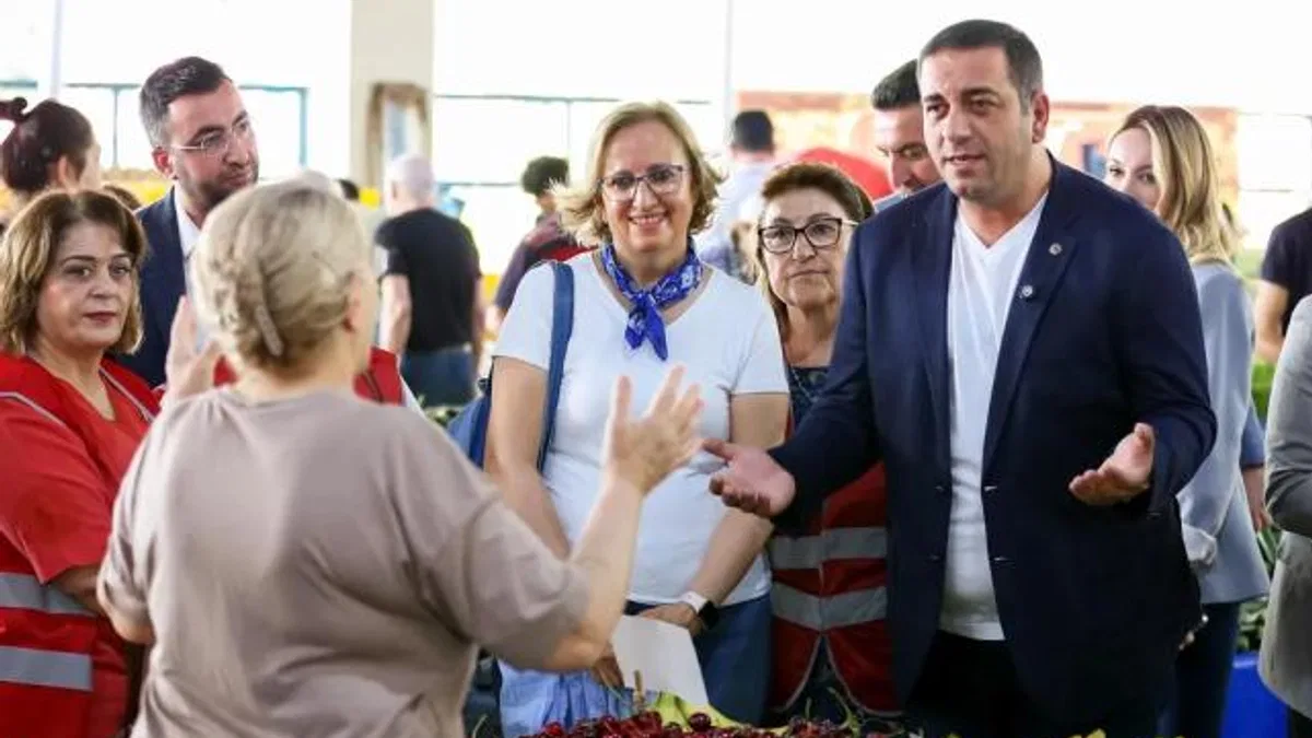İzmir Narlıdere’de bayram öncesi pazaryeri ziyareti