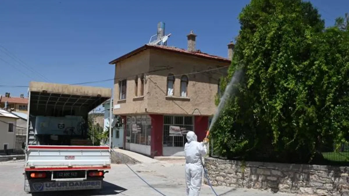 Konya Selçuklu’da yeşil alan ilaçlamaları sürüyor