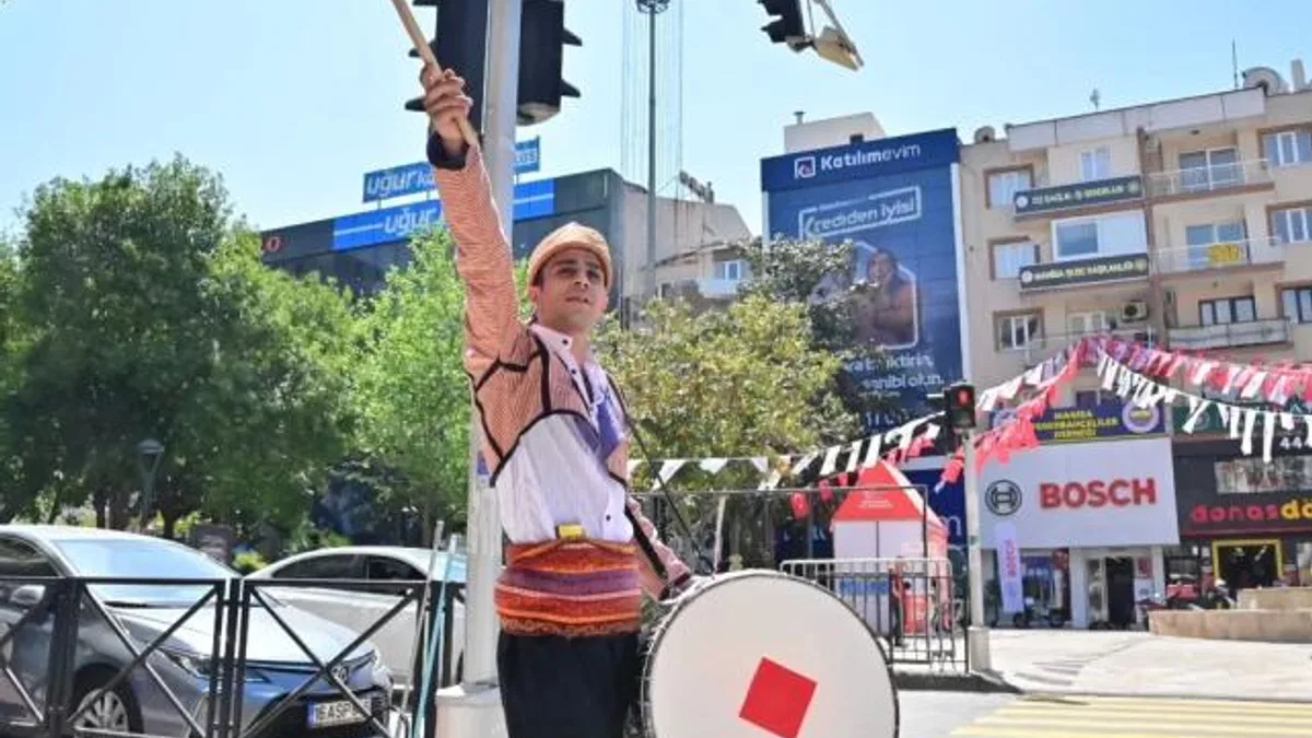Manisa’da festivale davet sokaklara taştı