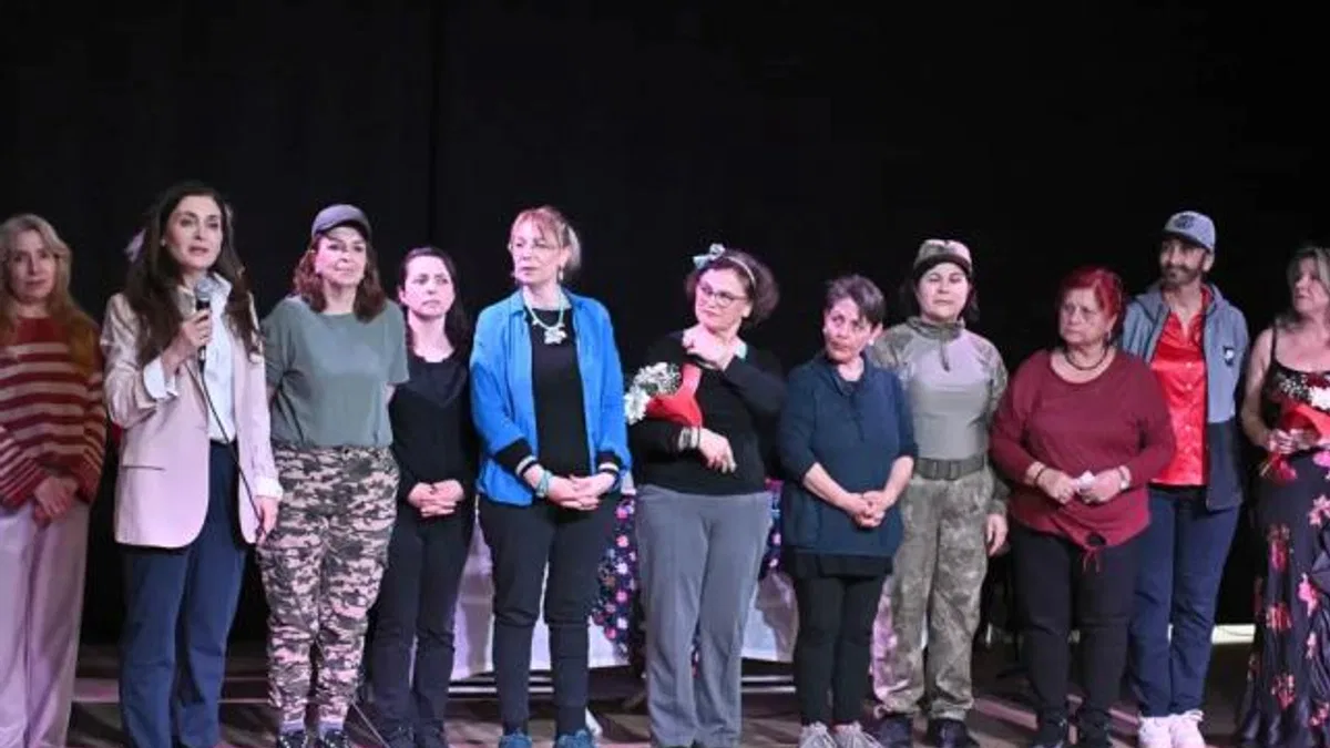 Muratpaşa’da Kadının Gücü Tiyatro Topluluğu ‘Kimim Ben’ dedi