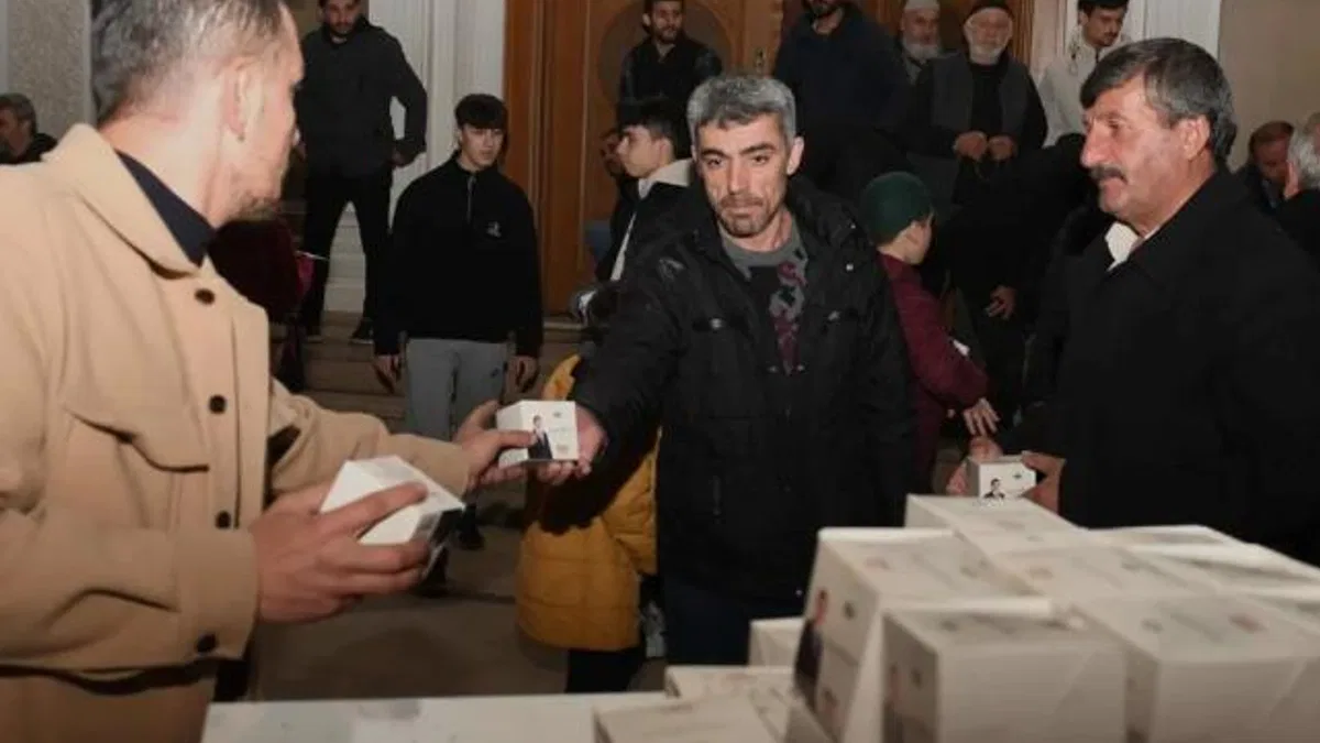 Bursa Osmangazi Belediyesi farklı noktalarda vatandaşlara kandil simidi dağıttı
