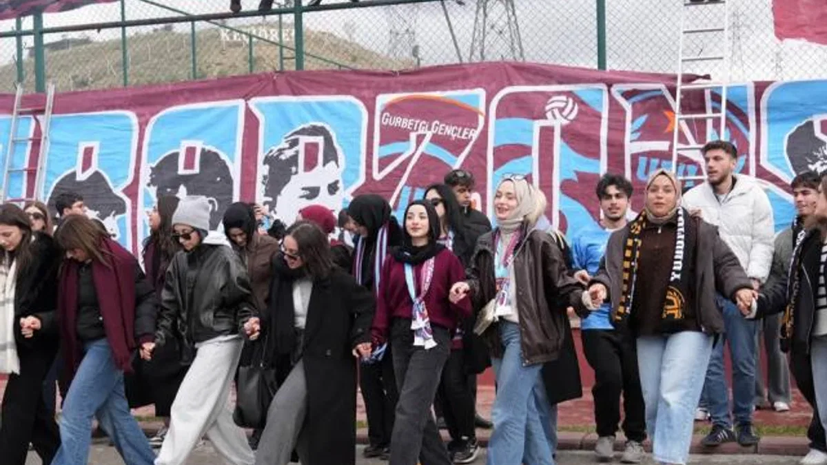 Keçiören’de üniversiteli Trabzonsporlulardan coşkulu horon festivali