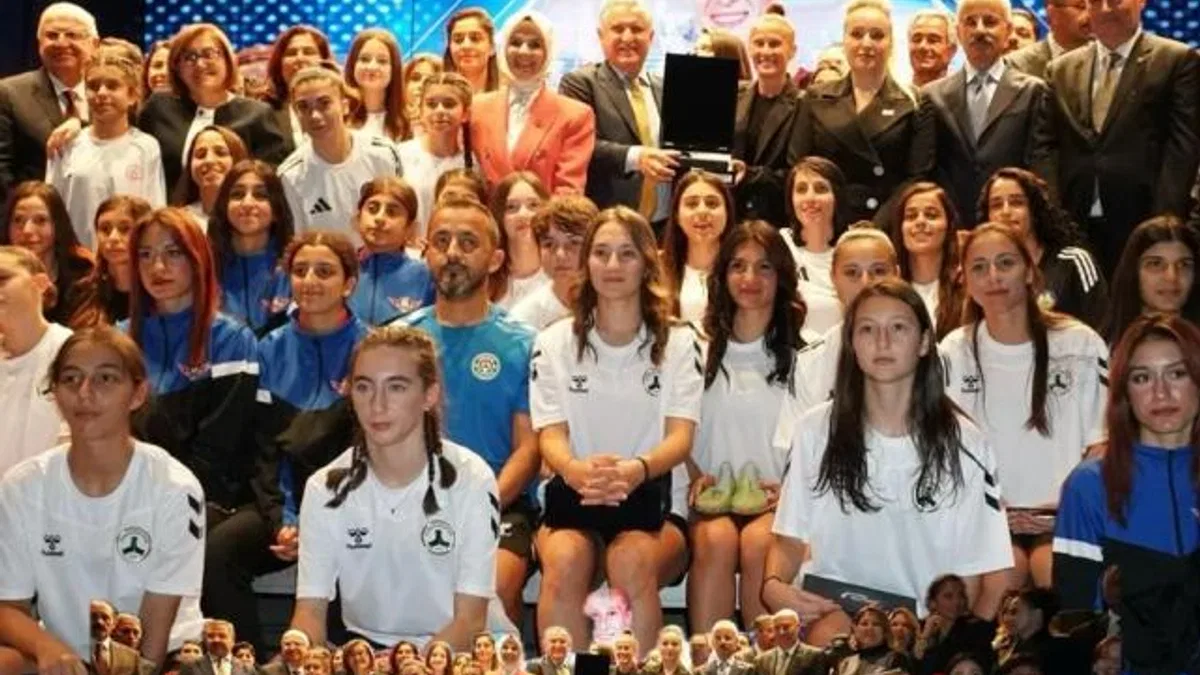 II. Kristal Ayaklar’da futbolun kraliçeleri ödüllendirildi