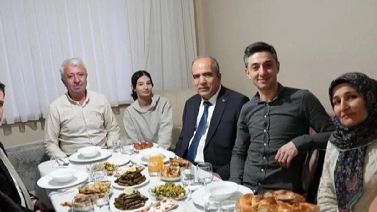 Erkan Aydın Ayaz ailesinin iftar sofrasına konuk oldu