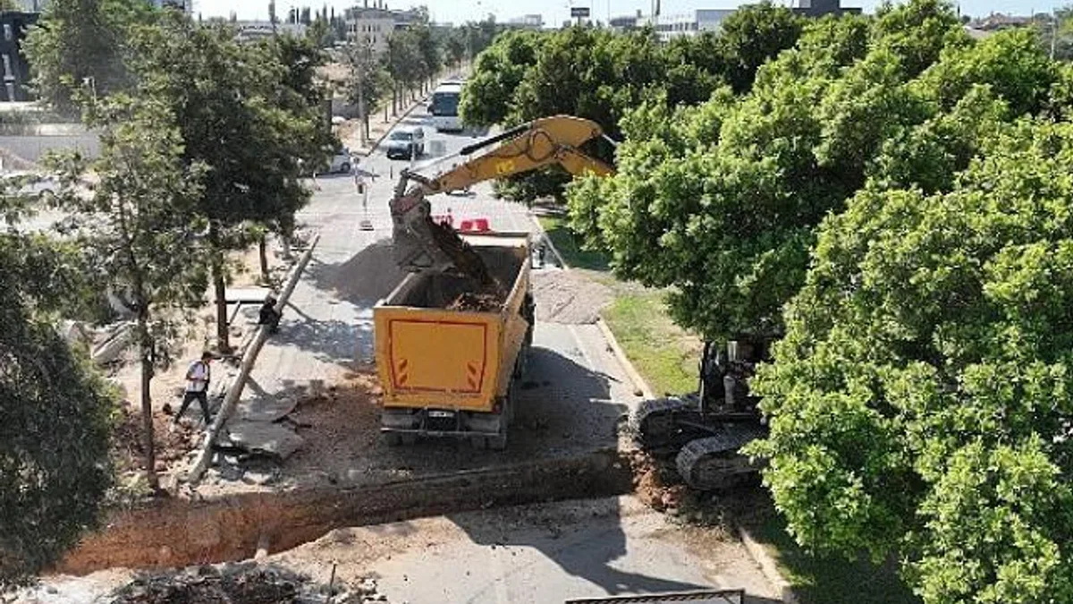 Kardeş Kentler Caddesi’nde kazalara neden olan kurp düzeltiliyor