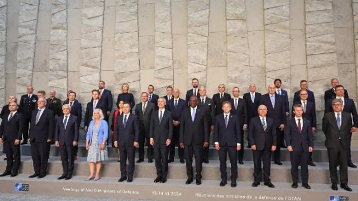 NATO’da geleneksel aile fotoğrafı