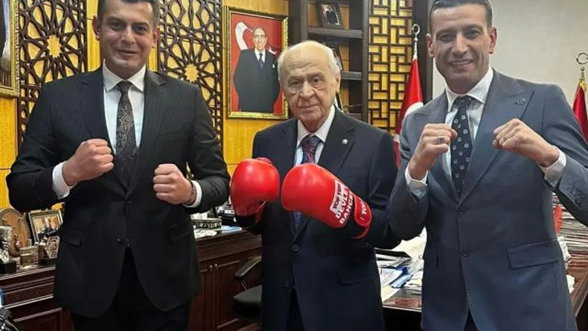 Bahçeli ‘boks eldivenli’ poz!