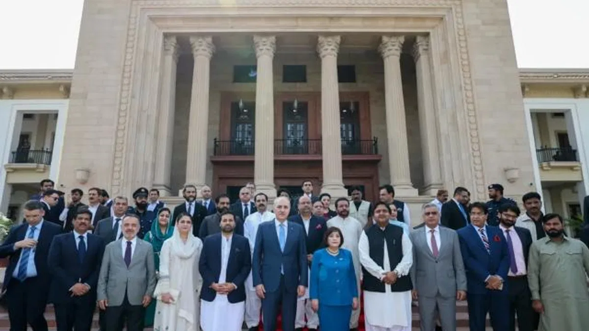 Pakistan’da Kurtulmuş’tan Pencap Eyalet Meclisi’ne ziyaret