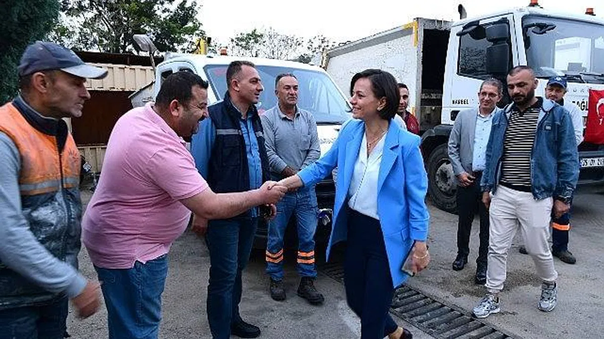Karabağlar Belediye Başkanı Helil Kınay, Karabağlar Belediyesi Temizlik İşleri Şantiyesi ve Veterinerlik İşleri Müdürlüğü ile güne başladı