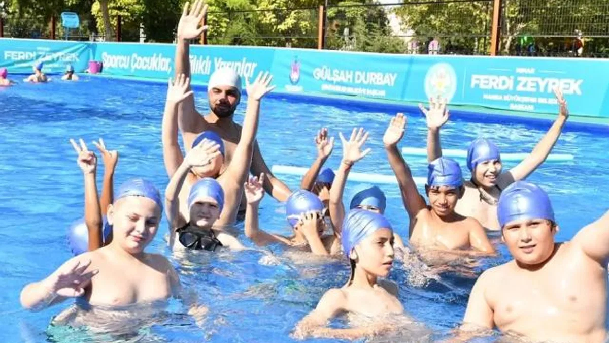 Manisa’da portatif havuzda yüzme keyfi