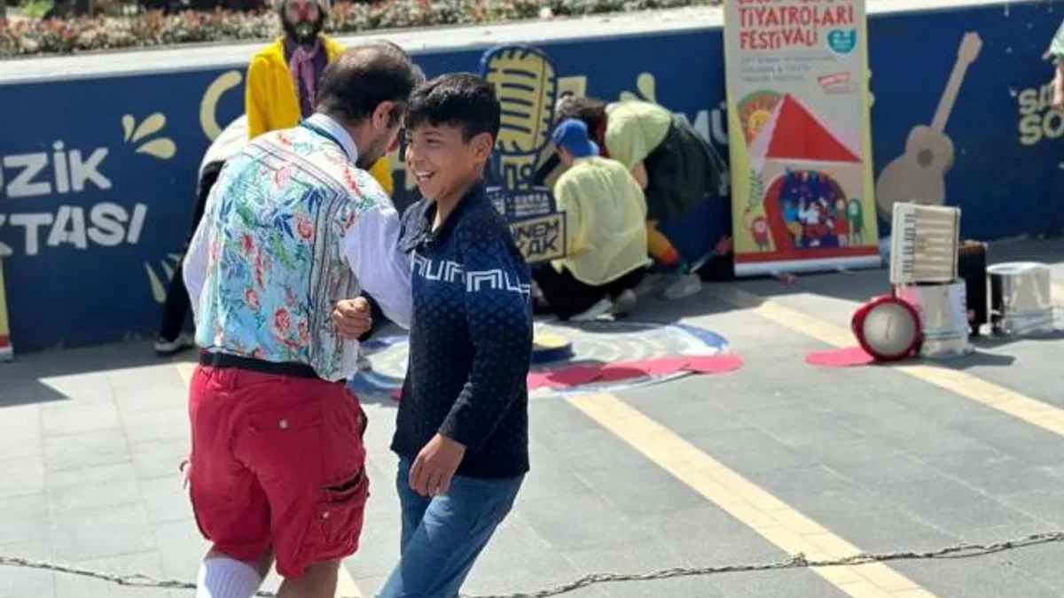 Bursa tiyatro ile gülümsüyor
