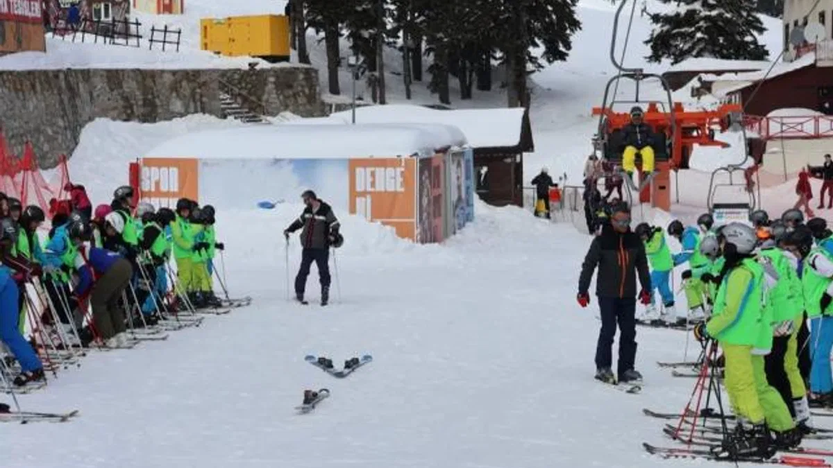 Bursa Uludağ’da öğrencilerin kayak keyfi
