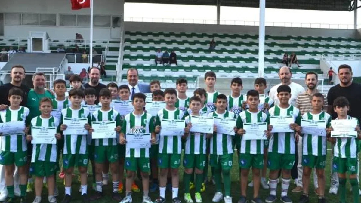 İznikspor Yaz Futbol Okulu’nda sertifika heyecanı