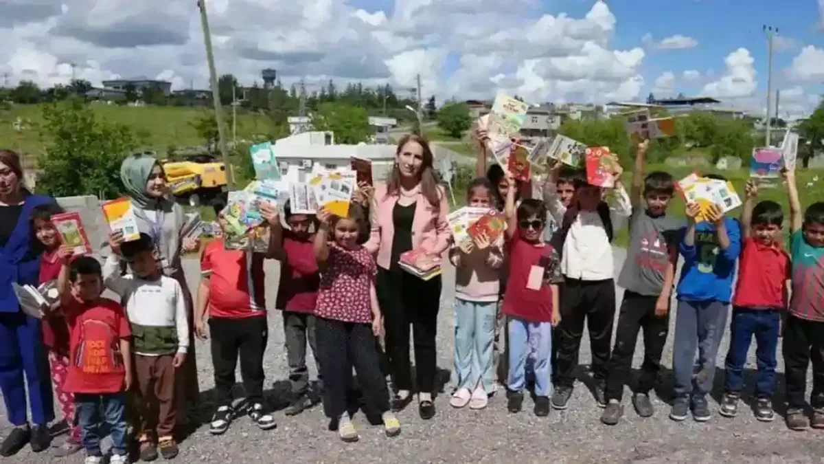 Diyarbakır’da ‘Masal Sandığı’ projesiyle kitaplar çocuklara ulaştırıldı