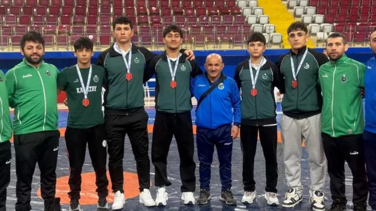 Konya Karatay’ın U17 güreşçileri şampiyonluk yolunda