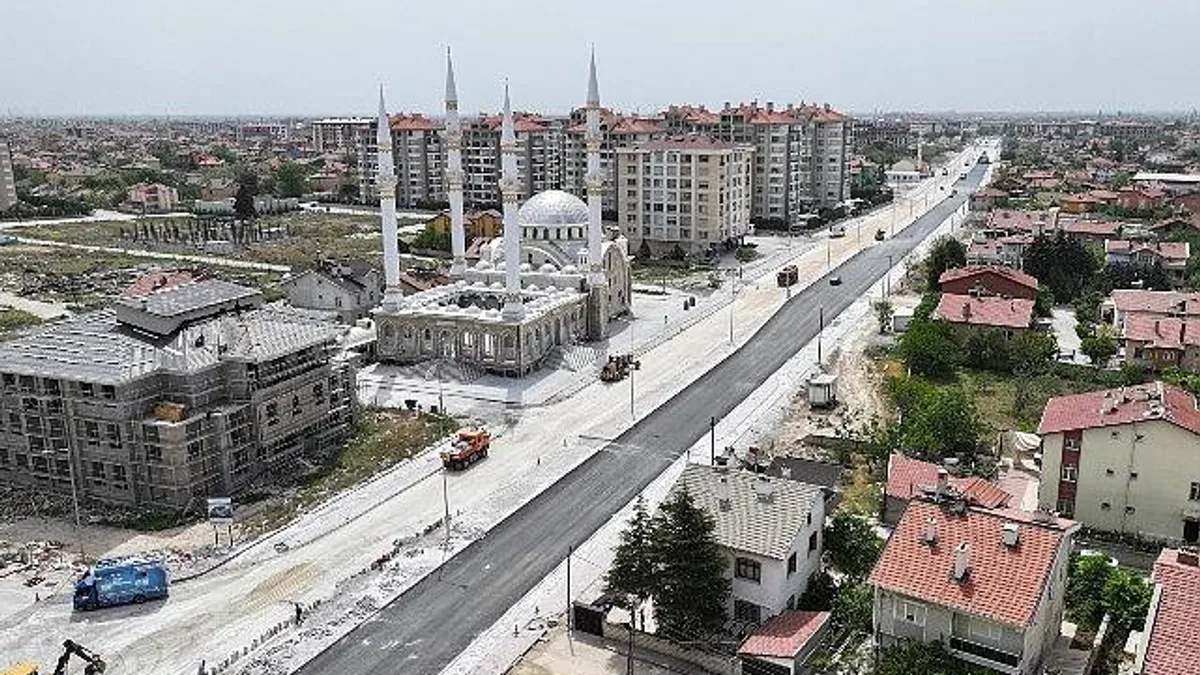 Başkan Altay: “Küçük Aymanas Caddesi’nde Sıcak Asfalt Çalışmasına Başladık”