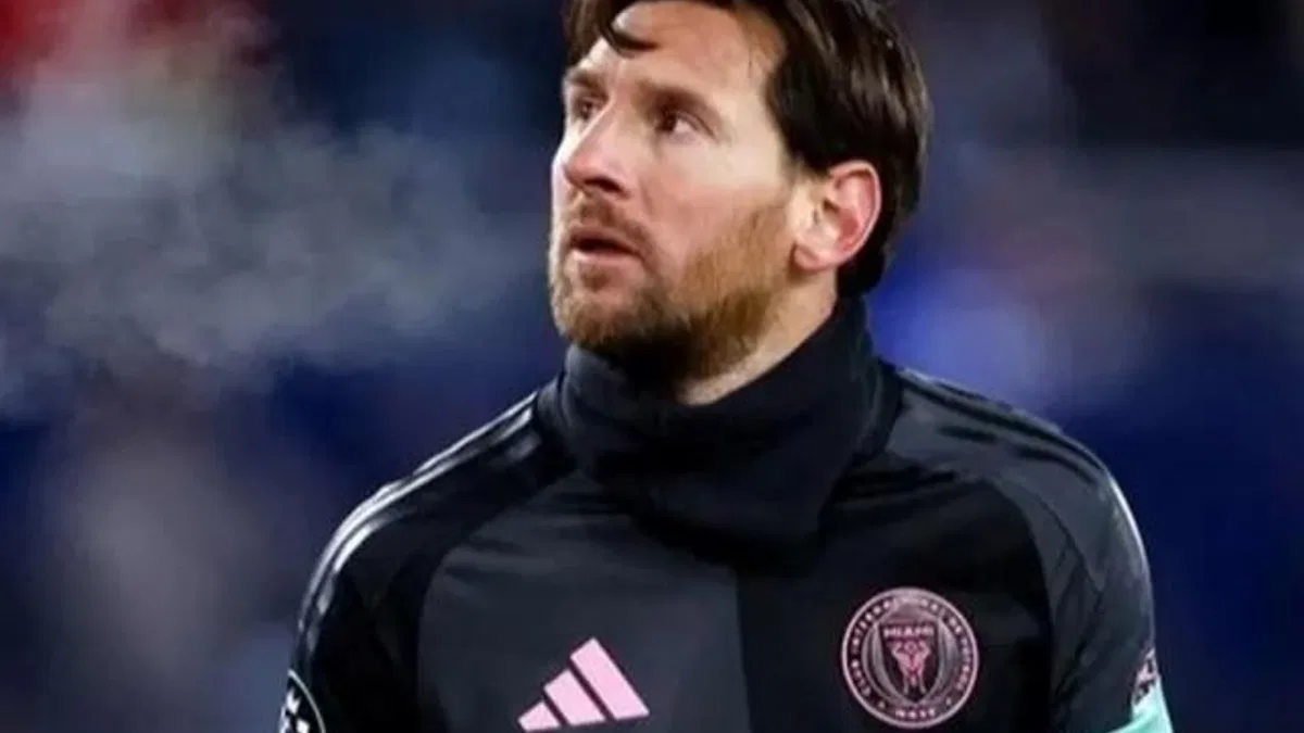 Maçın hakemi Messi’den imza istedi