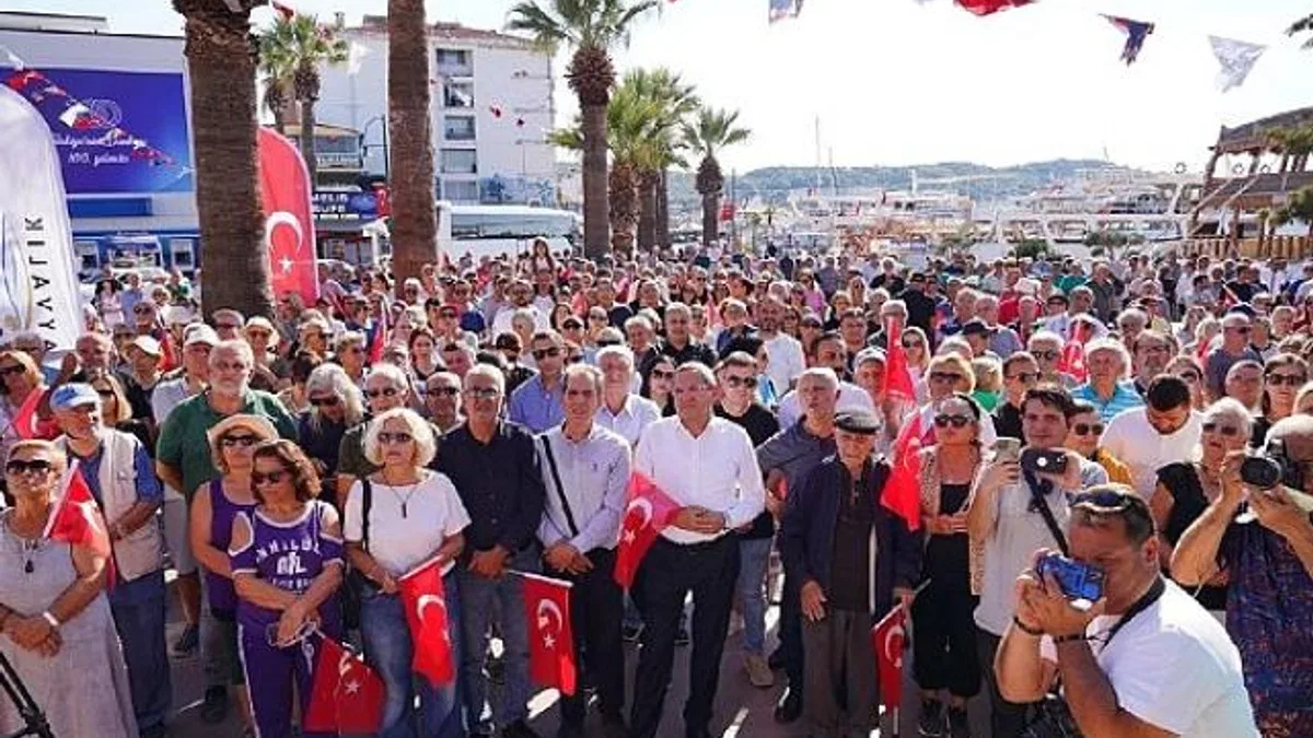 Ayvalık’ta 8 Ekim Salı günü sabah saatlerinde Atatürk Anıtı’na yapılan saldırıya vatandaşlardan tepki yağdı.