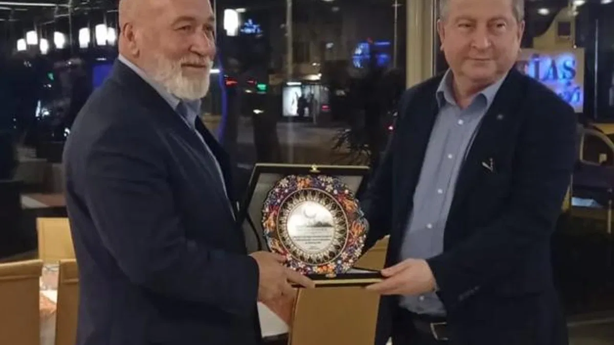 Enerji Bir-Sen Genel Başkanı Tombul’a plaket