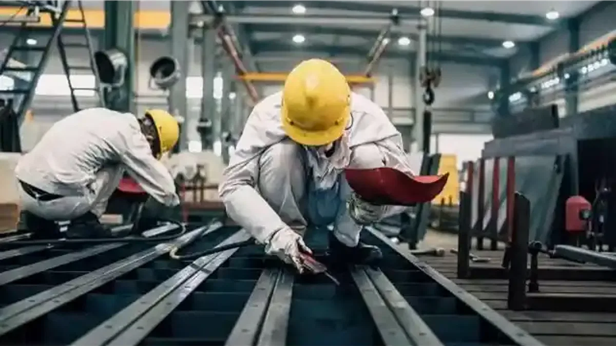 Ücretli çalışan yıllık arttı, aylık geriledi