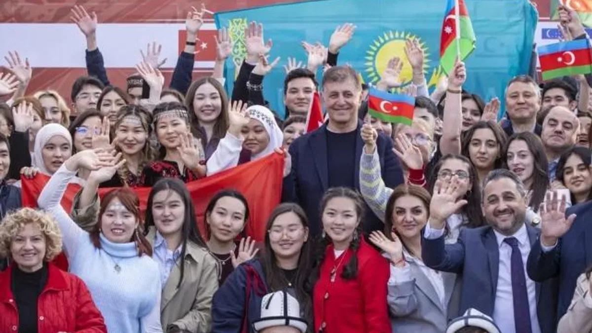 İzmir’de Türk Dili Ailesi Günü coşkusu