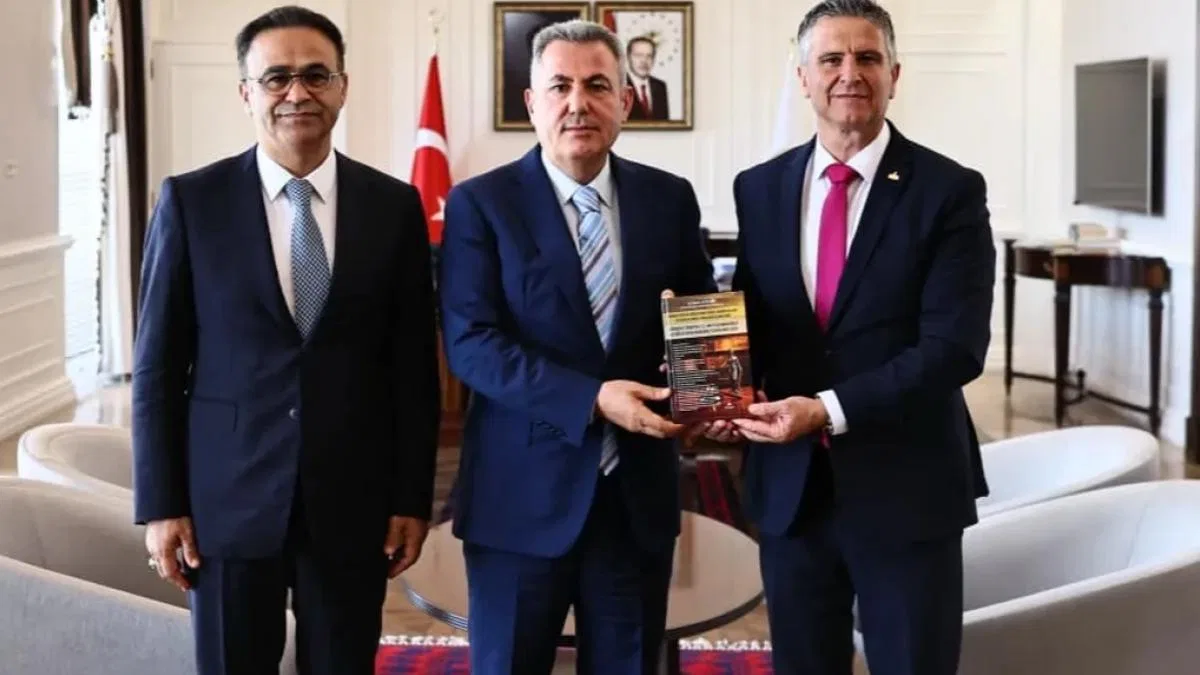 Vali Elban’a İzmir Eğitim Müfettişleri’nden ‘Disiplin Soruşturması’ kitabı