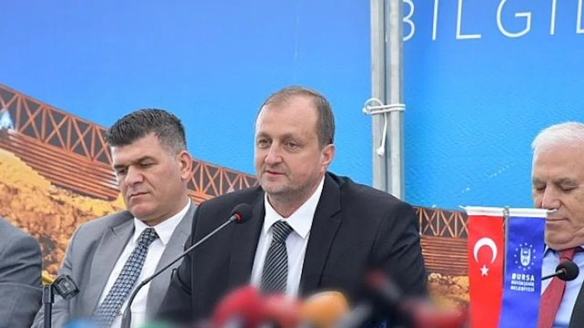 İznik’te gerçekleştirilen kazı çalışmalarının bilgilendirme toplantısı göl kenarında gerçekleşti