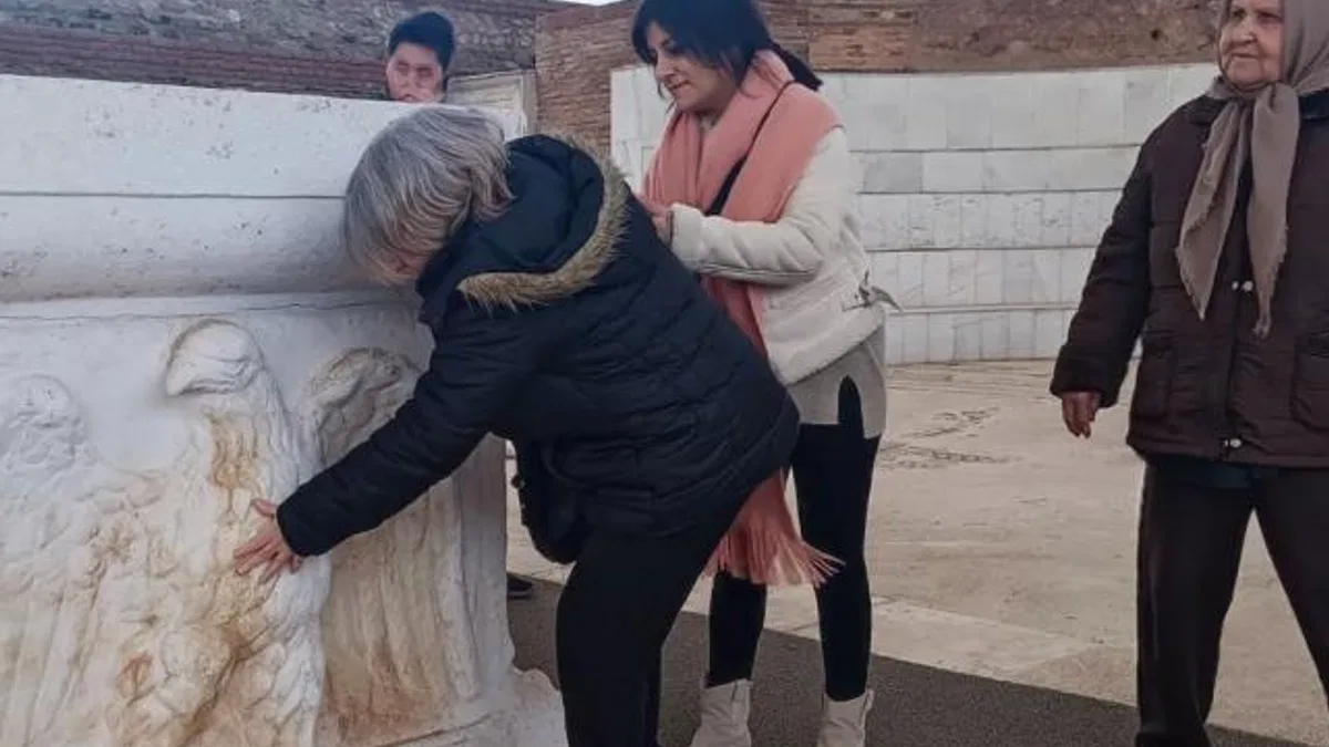 Görme engelliler tarihi dokunarak keşfetti