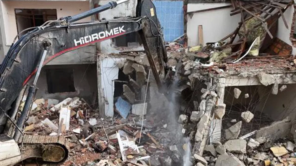 İstanbul Büyükçekmece’de deprem riski taşıyan 23 yapı yıkıldı