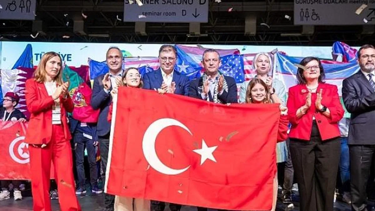 Özgür Özel dünya çocuklarına Atatürk’ün sözleriyle seslendi: Yurtta barış, dünyada barış!