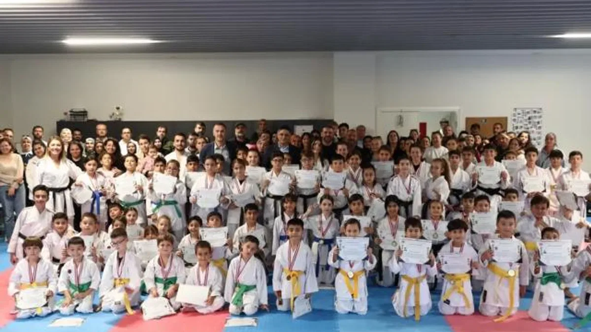 İzmir Aliağa’da 75 sporcu yeni kuşağa sahip oldu