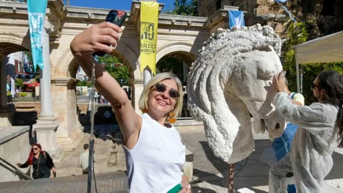 Sanatın kalbi Antalya Kaleiçi’nde arttı