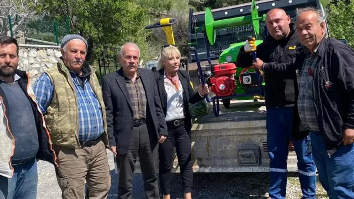 İzmir’de çiftçilere destek: İlaçlama makinesi hediye edildi