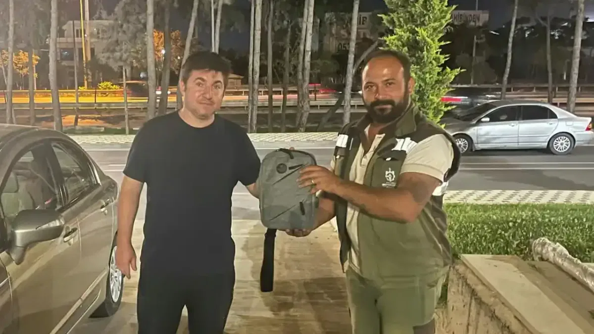 Kocaeli’de temizlik işçisi bulduğu serveti sahibine ulaştırdı