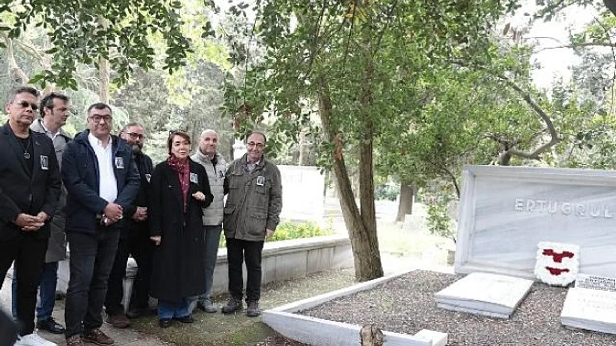 İstanbul Büyükşehir Belediyesi Şehir Tiyatroları, kurucusu, oyuncu, yazar, çevirmen, tiyatro ve sinema yönetmeni Muhsin Ertuğrul’u, ölümünün 45. yıl dönümünde kabri başında andı