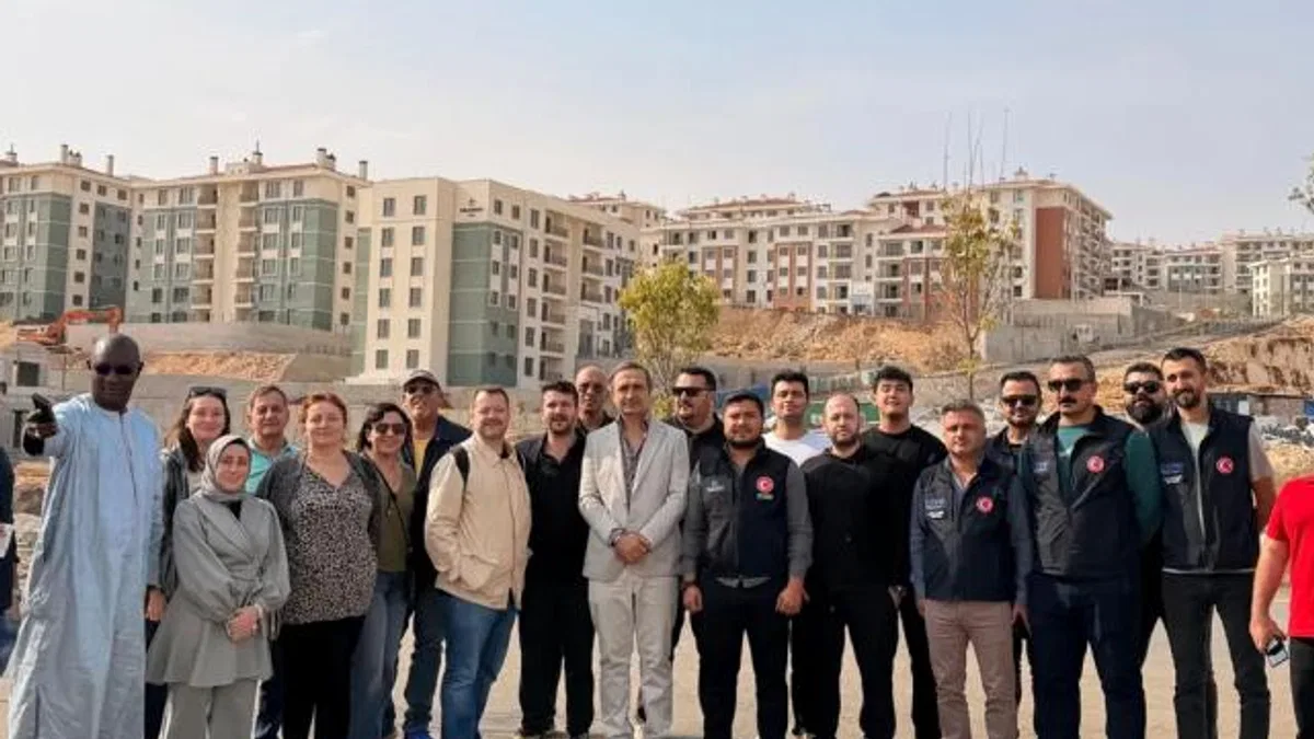 Uluslararası gazeteciler afet şehirlerinde asrın inşasına hayran kaldılar