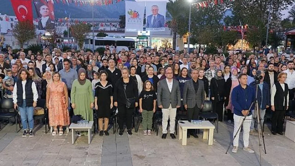 Minik öğrencilerden Cumhuriyet gösterisi