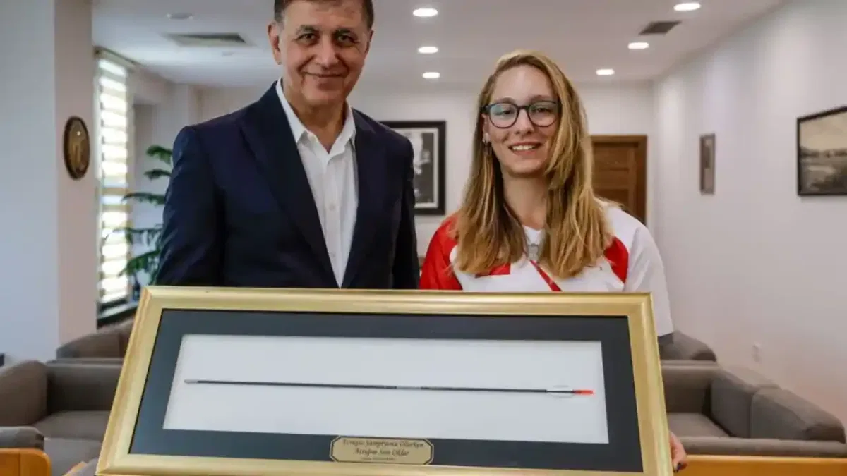 İzmir’de şampiyon okçu Dünya Yenihayat’tan Başkan Tugay’a ziyaret